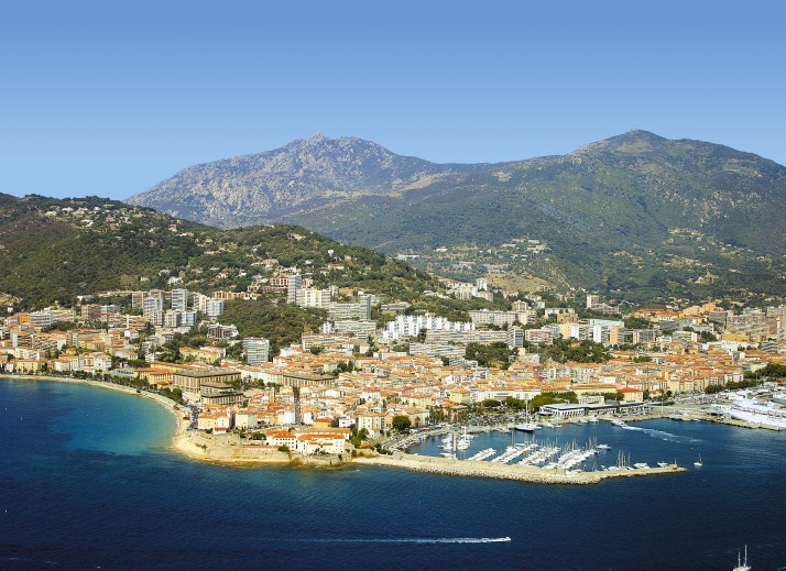 La ville d'Ajaccio se développe sur le bord de mer,autour de sa citadelle génoise