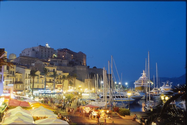 La vie nocturne estivalle sur le port de Calvi, au pied de la citadelle.