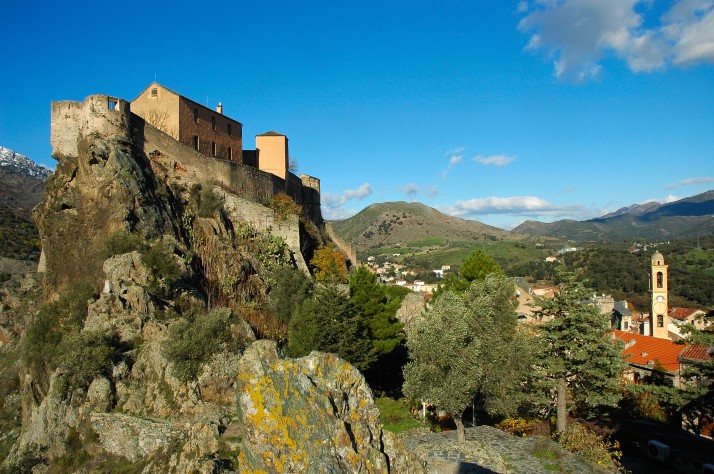 Corté, capitale historique de la Corse et sa citadelle appellée le Nid d'Aigle.