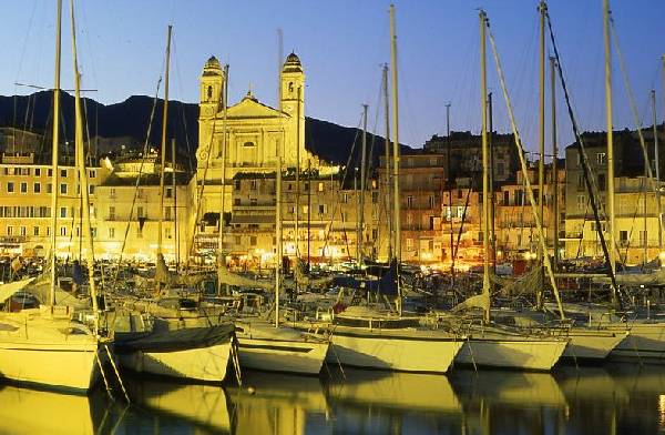 Le vieux port de Bastia est un lieu animé le soir.