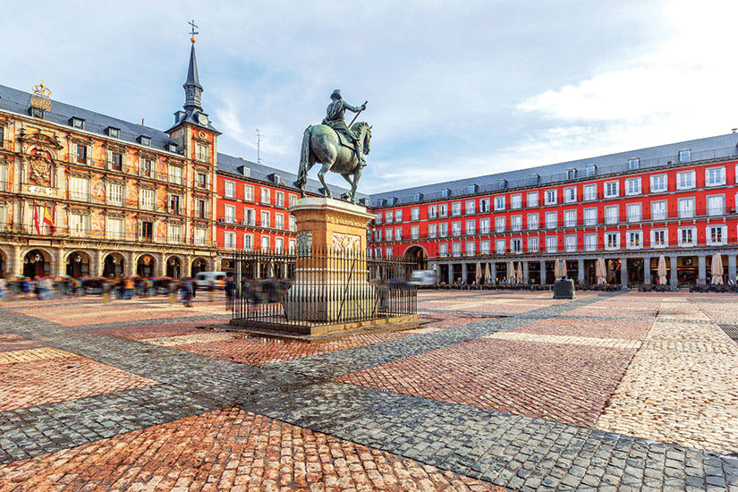 (Image)-image-Espagne-Madrid-Place-Mayor-avec-la-statue-du-roi-Philippe-700-fo_110515761-09032017.jpg - Photo