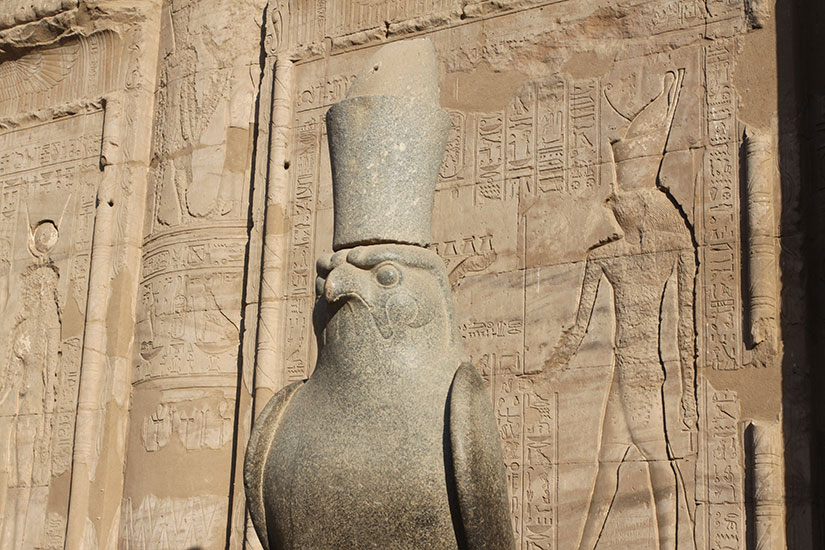 (Image)-image-Egypte-templeedfou-statue-horus.jpg - Photo