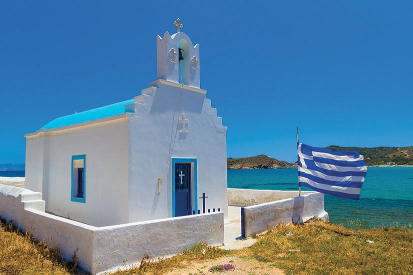 (Image) image Grece Paros eglise traditionnelle cycladique pres de la plage fo