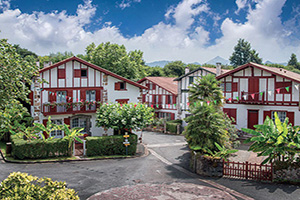 (Vignette)-vignette-France-Pays-Basque-maisons-traditionnelles-dans-le-village-Espelette-762-fo_106595805-09032017