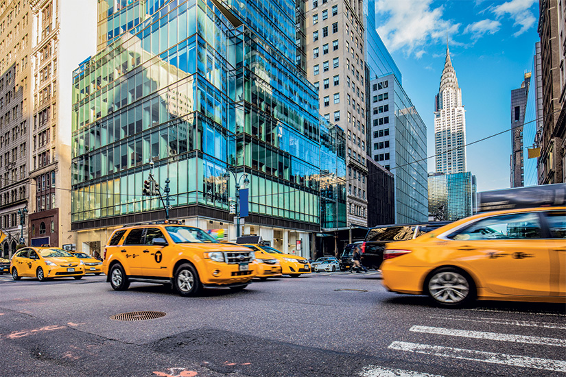 (Image)-image-1-Taxis-jaunes-sur-une-rue-animee-a-New-York-58-it-671472124.jpg