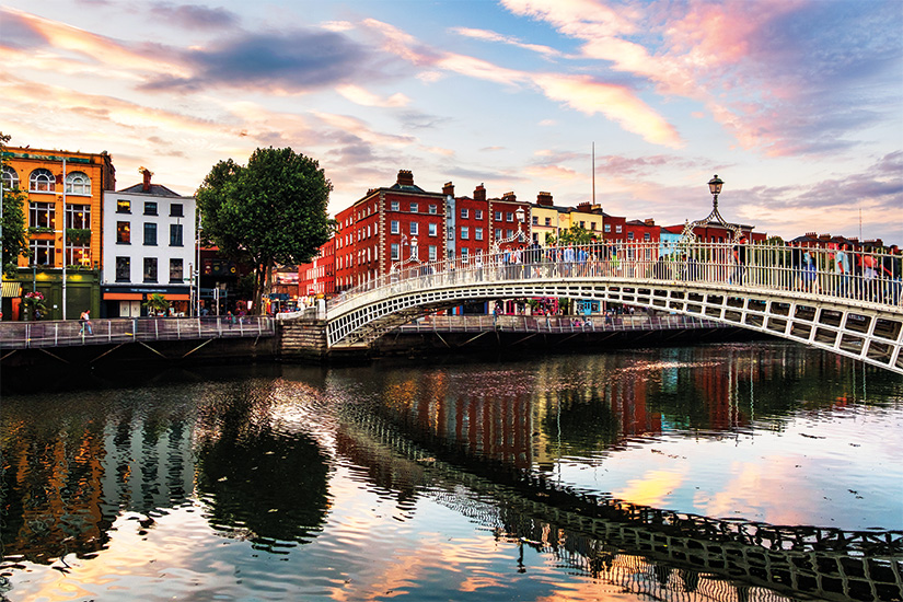 (Image) image Irlande Dublin vue de nuit du celebre pont illumine de Ha Penny au coucher du soleil 53 as_210717706