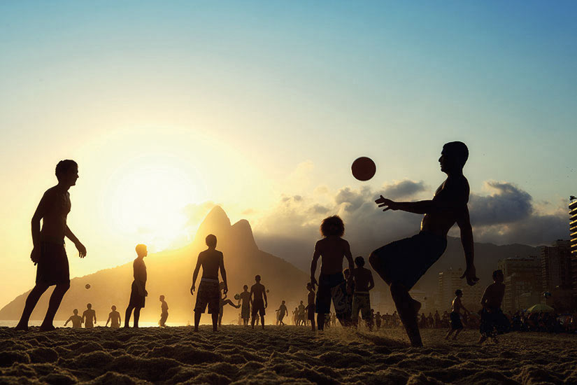 (Image) image Bresil Altinho plage silhouettes jouer football fo