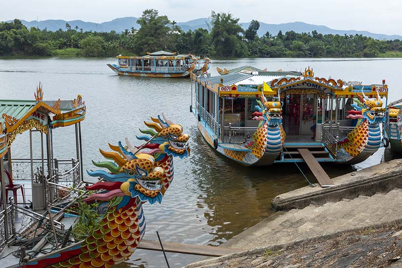 (Image)-image-Vietnam-Hue-Bateaux-dragon-sur-la-riviere-des-Parfums-as_234419268.jpg