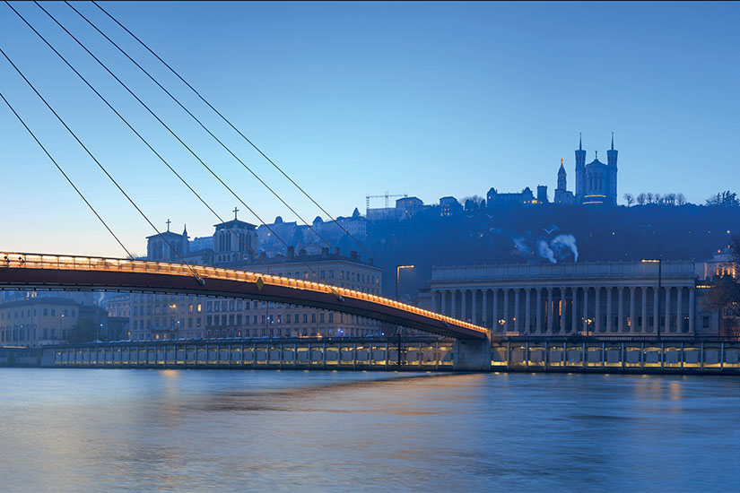 (Image)-image-France-Lyon-Passerelle-Palais-de-Justice-au-dessus-de-la-Saone-is_629098846.jpg