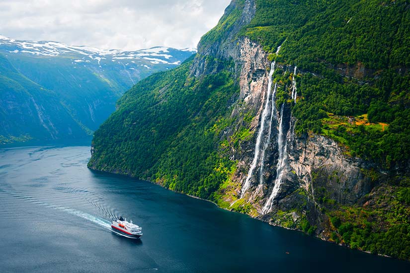(Image)-image-Norvege-Navire-Express-Cotier-dans-le-Geirangerfjord-as_220575845.jpg