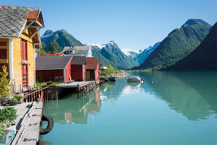 (image) image Fjord montagnes hangar a bateaux et reflet en Norvege 07 fo_81191409
