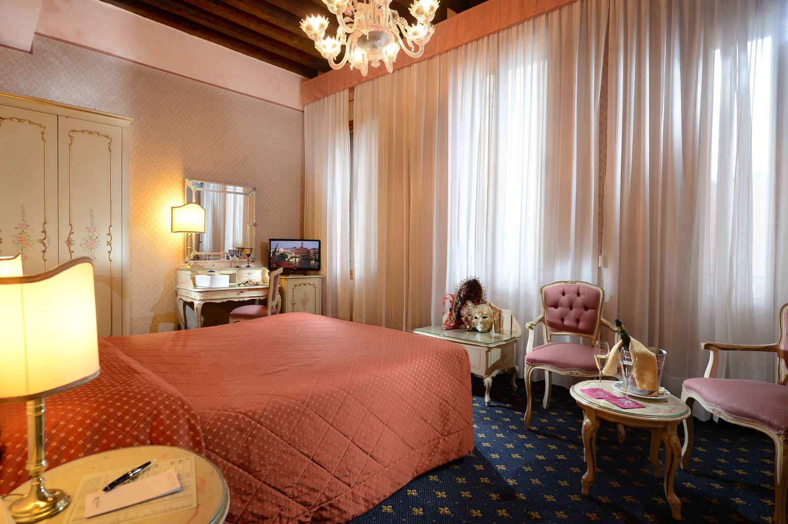 Rialto Hotel and Suites